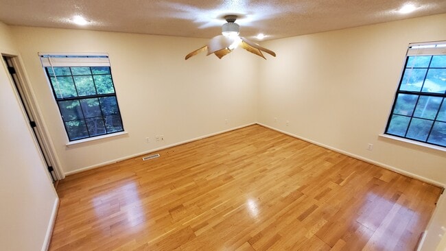 Building Photo - 1 Pine Way Ct