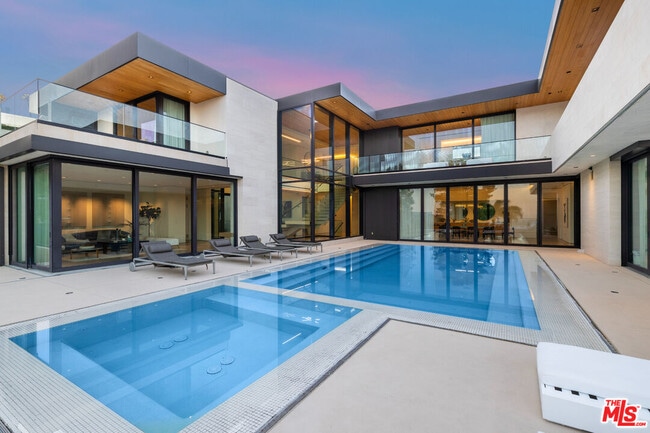 Building Photo - 9255 Swallow Dr