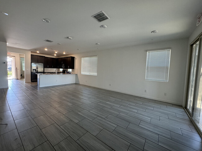 Building Photo - Stunning 4-Bedroom, 2-Bath Home in Tolleson