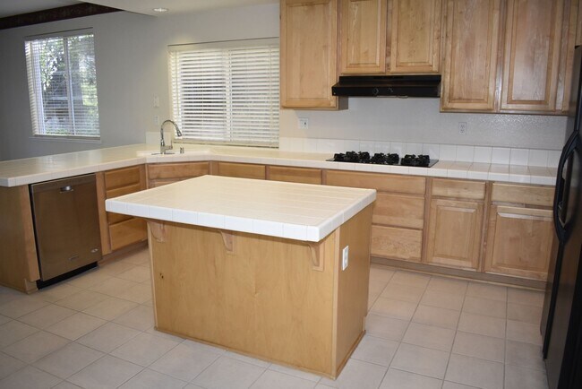Building Photo - 630 Rogers Cir