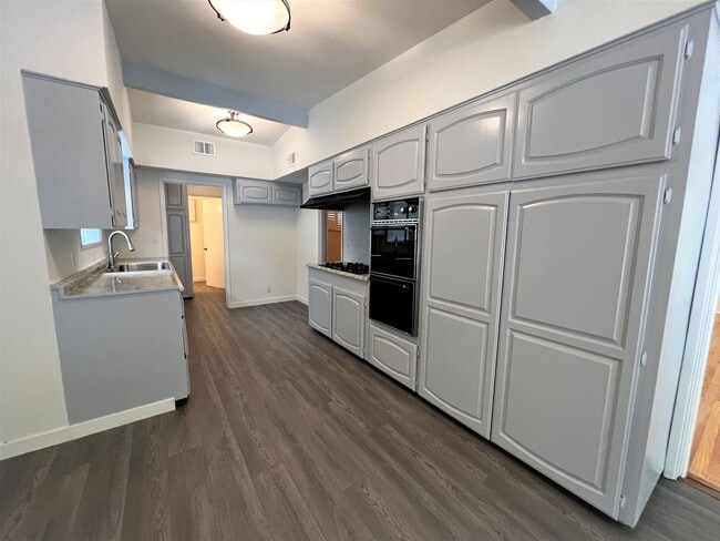 Building Photo - Gorgeous 3 Bedroom 1.5 Bath Home located i...