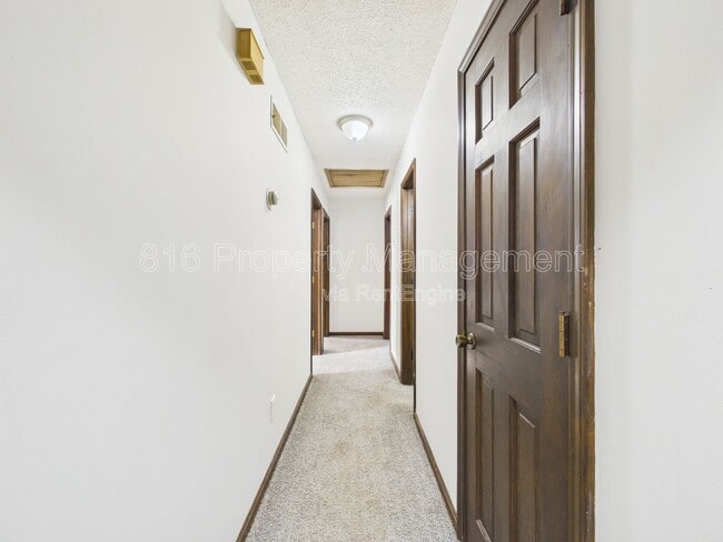 Building Photo - 3929 S Carriage Ln