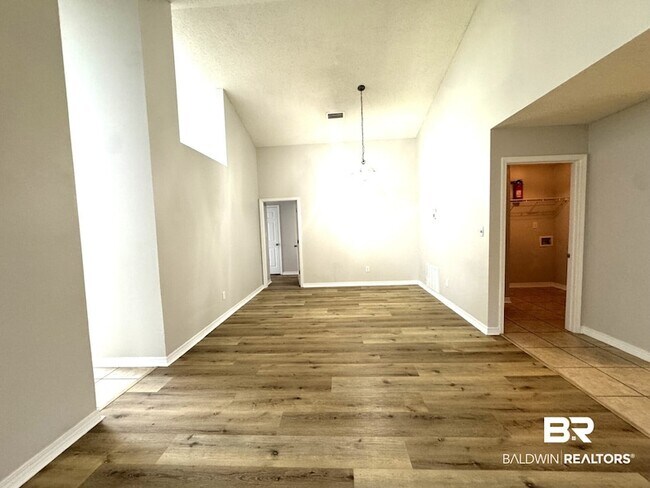 Building Photo - 9964 Hollowbrook Ave