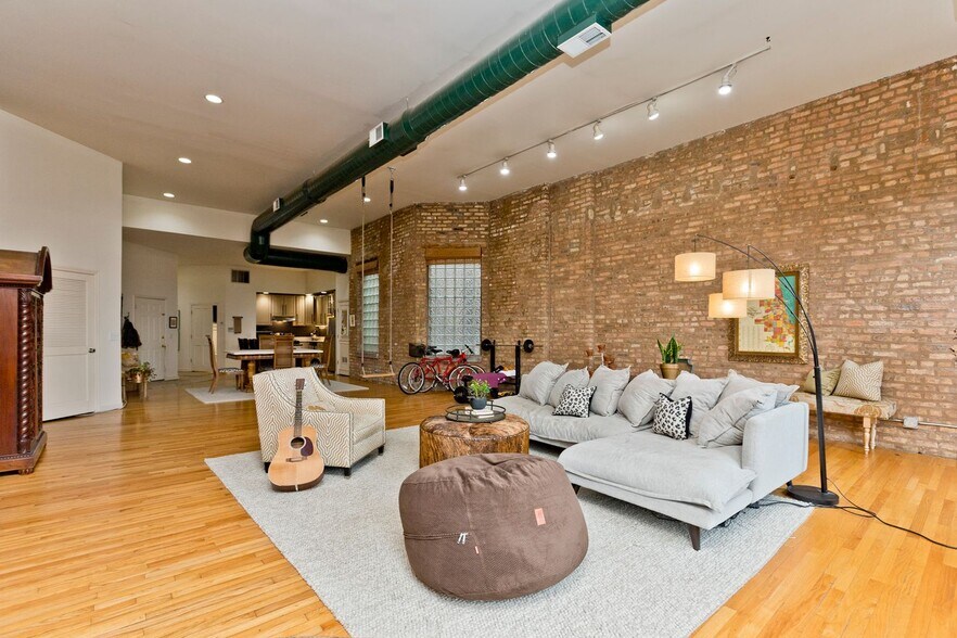 Primary Photo - 1470 N Milwaukee Ave