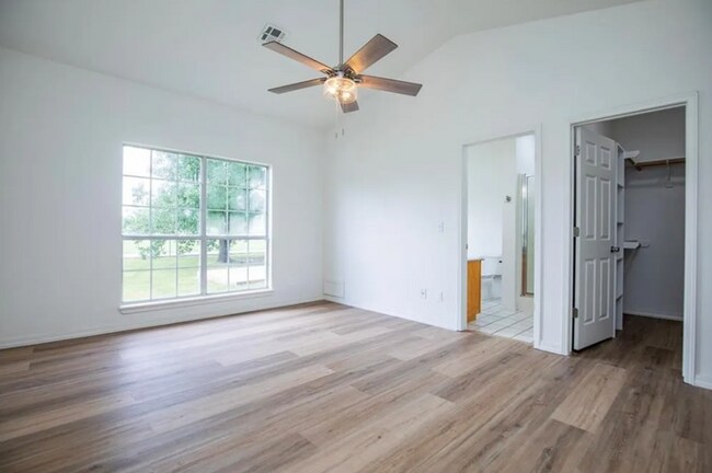 Building Photo - Great Location! Family House! 3 bedroom,  2.5 bathroom, large bonus room, 2 car garage