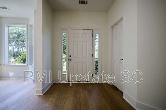 Building Photo - 307 Woodruff Lake Way