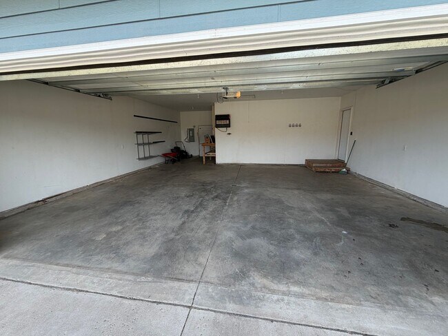 Building Photo - Feels like a New Home!