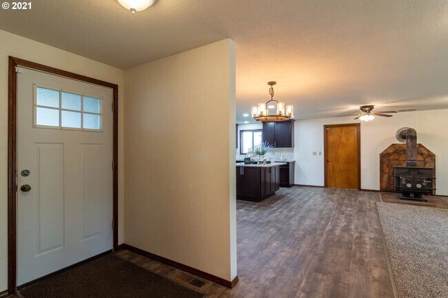 Building Photo - Beautiful Hermiston Home offers a perfect balance of comfort and convenience