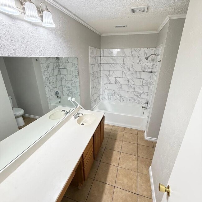 Building Photo - 2640 Glenmore Dr