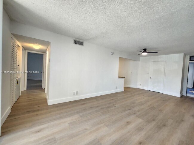 Building Photo - 210 Lake Pointe Dr