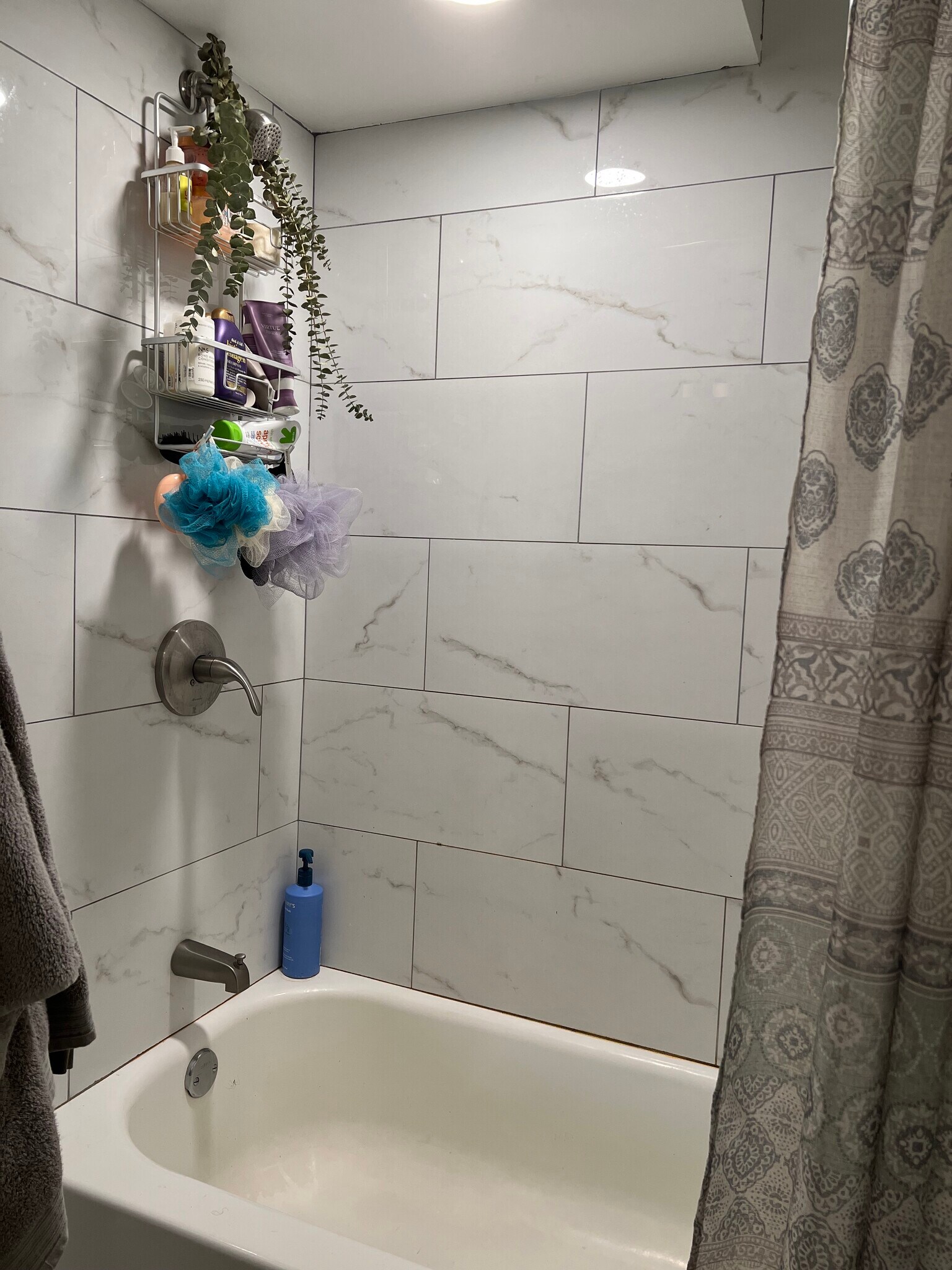 1st Bathroom w/ showertub - 1401 N Mohawk St