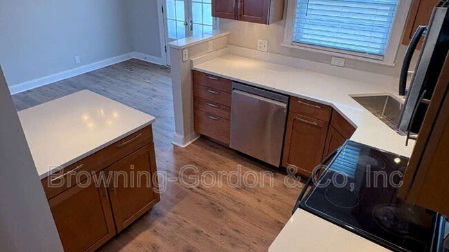 Building Photo - 328 E Thompson Ln