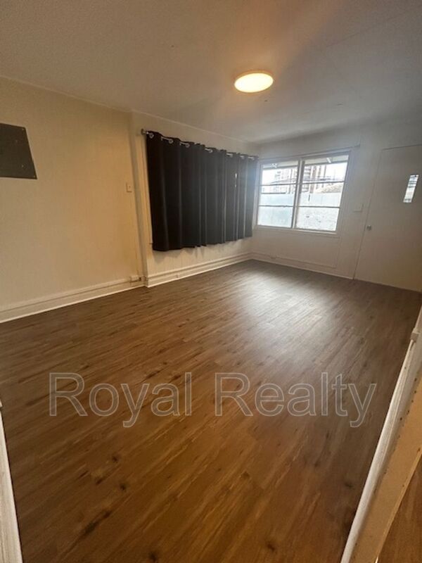 Building Photo - 702 University Ave