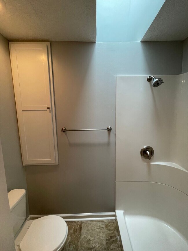 Building Photo - Rolling Acres - End Unit w/Several Beautif...