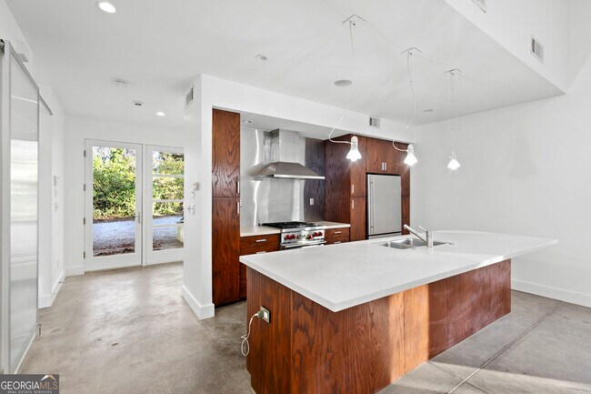 Building Photo - 935 Custer Ave SE