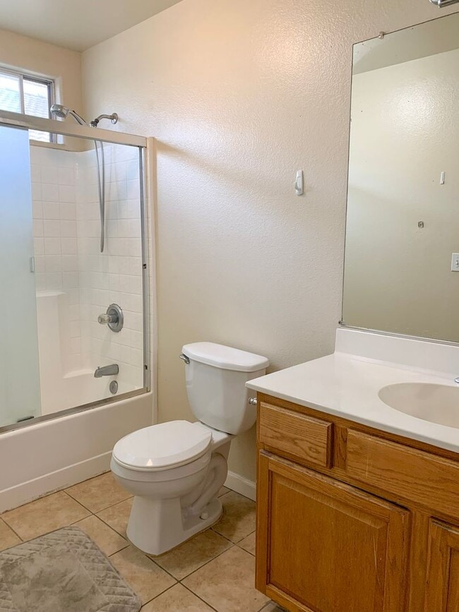 Building Photo - 4 Bedroom Home in Hollister