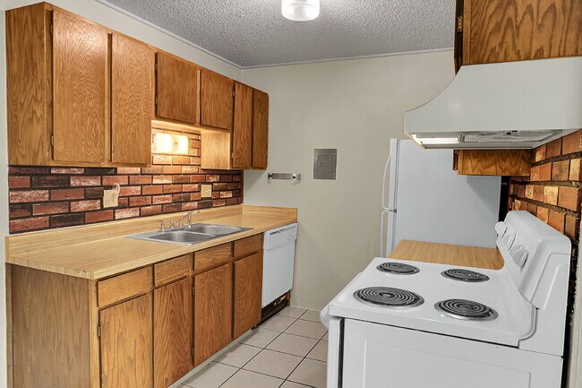 Building Photo - $1,270.95 - 2 Bed, 1 Bath Apartment in Co Springs with Pool and Clubhouse Access!