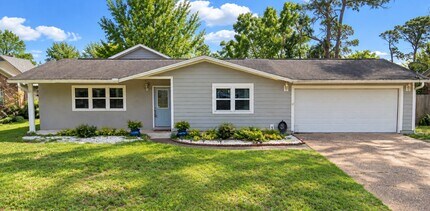 Building Photo - 11925 Longwood Dr