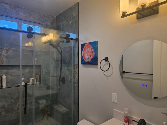 Building Photo - Fully Furnished 2 Bed, 2 Bath Townhome – 5...