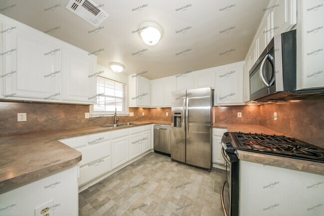 Building Photo - 2205 Harold Ct