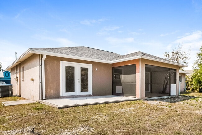 Building Photo - 811 SW 14th Pl