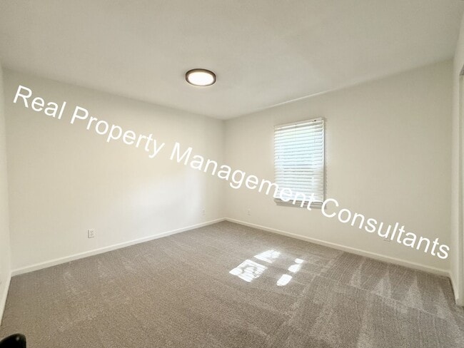 Building Photo - 4 Bed 2 Bath Prairie Village ranch style home!