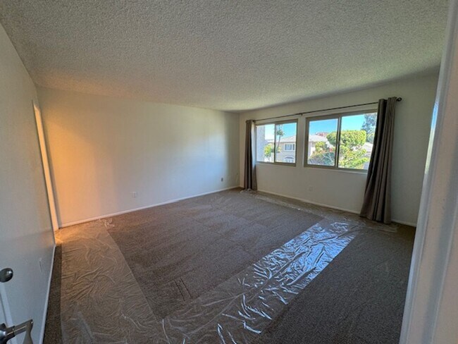 Building Photo - Newly Renovated 4 Bedroom 3 Bath Home with...