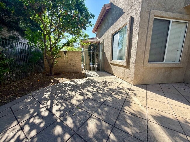 Building Photo - 3 be 2 bath Beautifully Updated Home in Gated Community