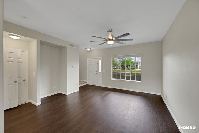 Building Photo - Spacious Townhome in Aurora