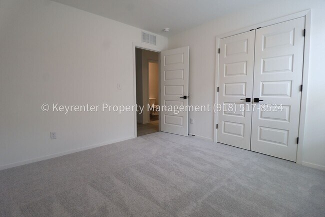 Building Photo - 2908 S Redwood Ave