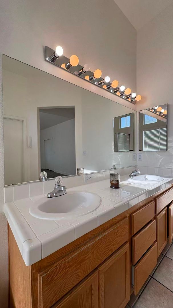 Building Photo - 5042 Vista Loma Way