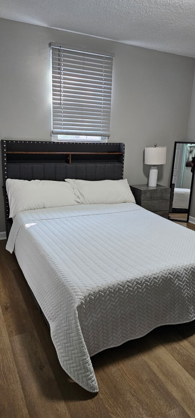 Building Photo - 4880 Barclay Square Dr