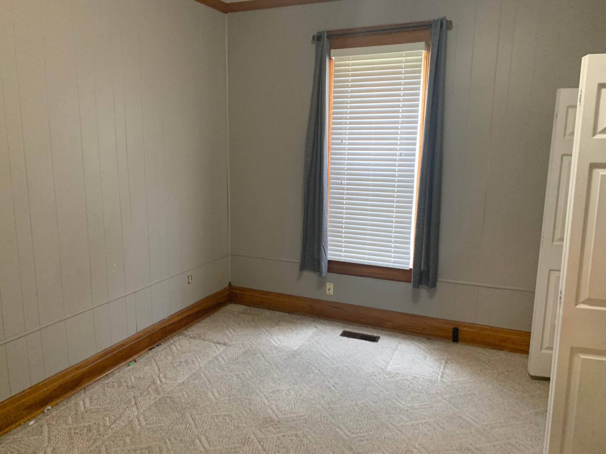 Building Photo - 256 E 5th St