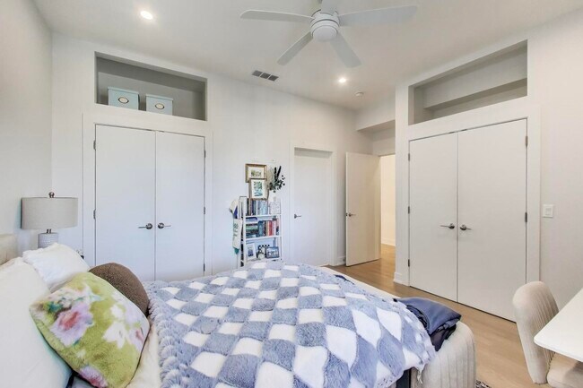 Building Photo - 1534 W Fullerton Ave