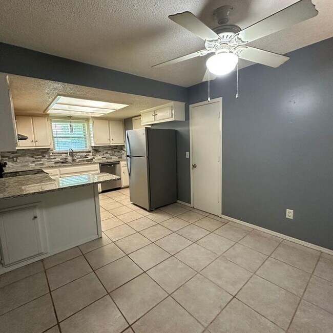 Building Photo - 6928 Woodlake Dr