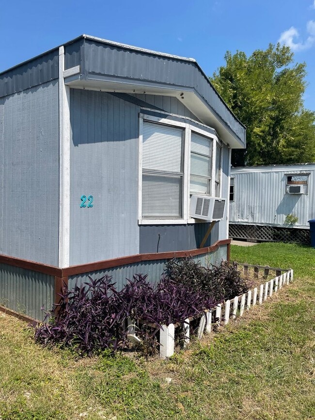 Building Photo - New Rental!!-Annaville/Calallen Area