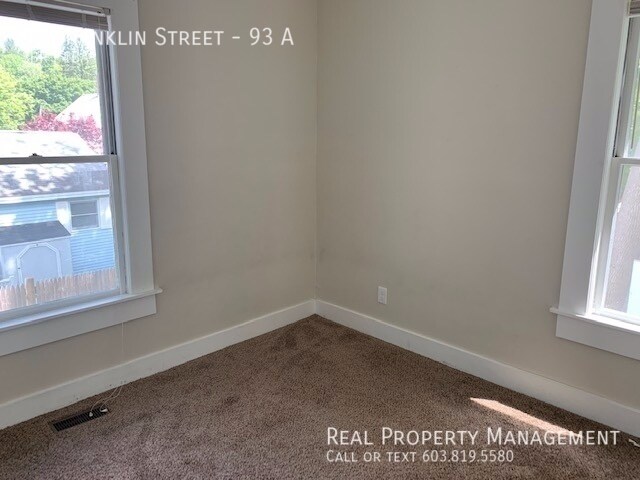 Building Photo - 1st Floor 3 Bedroom Duplex- Great Location