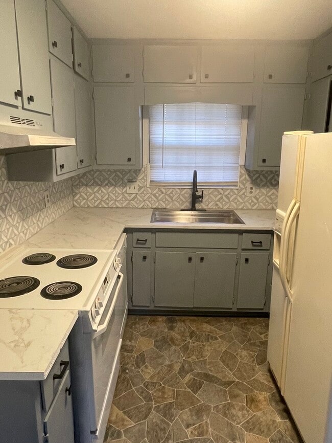 Building Photo - Great Location!