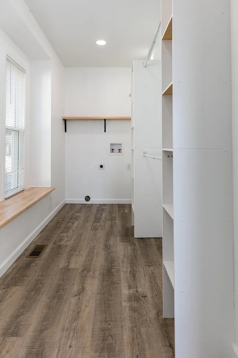 Building Photo - 318 Bronson St