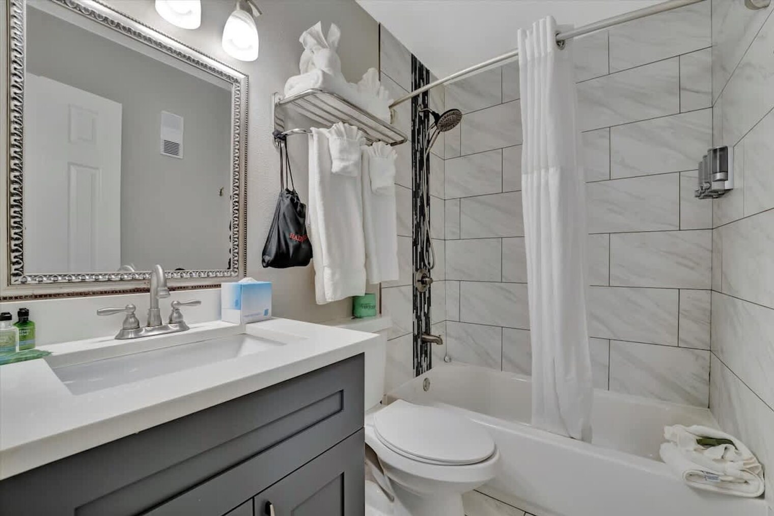 Building Photo - 2506 N Rocky Point Dr