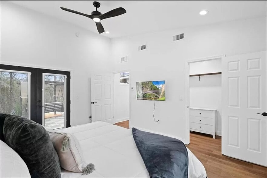 Building Photo - 22 Deer Path