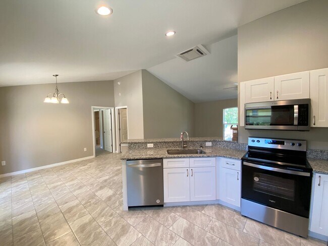 Building Photo - Desirable SW Ocala Neighborhood- 3/2/2 **W...