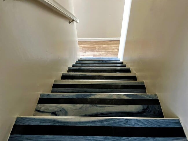 Building Photo - 602 N Shore Dr E