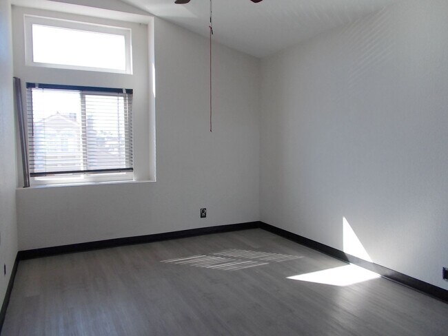 Building Photo - Spacious 4-Bed Home in Quiet Las Vegas Cul-de-Sac with Private Backyard