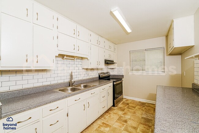 Building Photo - Cozy Comfort Meets Classic Charm in Killough Springs!