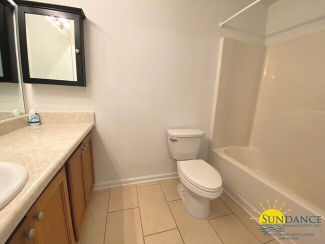 Building Photo - Beautiful 3 Bedroom Townhouse in Crestview!