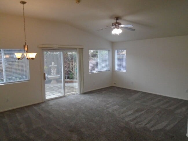 Building Photo - NICE SINGLE STORY 3 BEDROOM & 2 BATH IN DA...