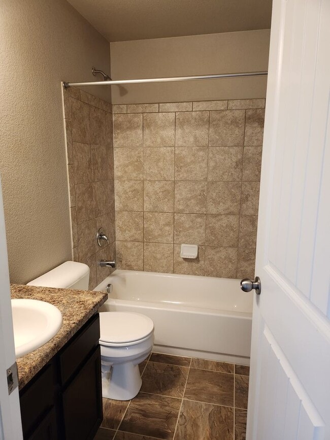 Building Photo - BEAUTIFUL 3BD HOME with A/C in TRAILS at F...