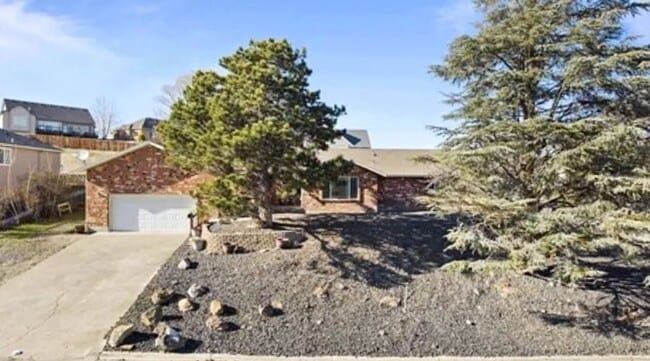 Building Photo - Stunning 4-Bedroom Modern Home in West Ric...