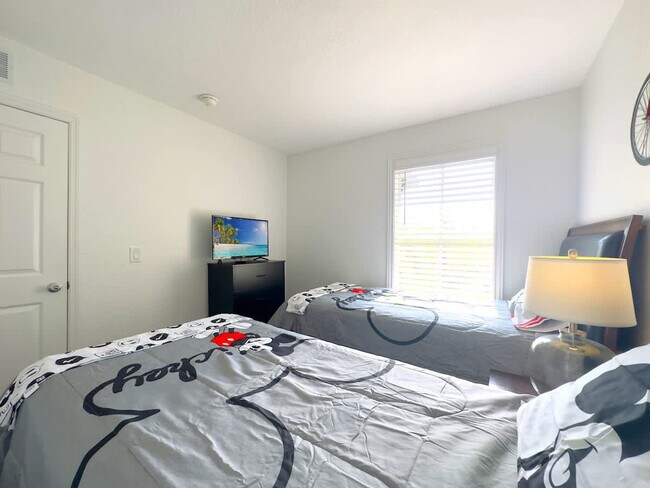 Building Photo - 1042 Calabria Ave